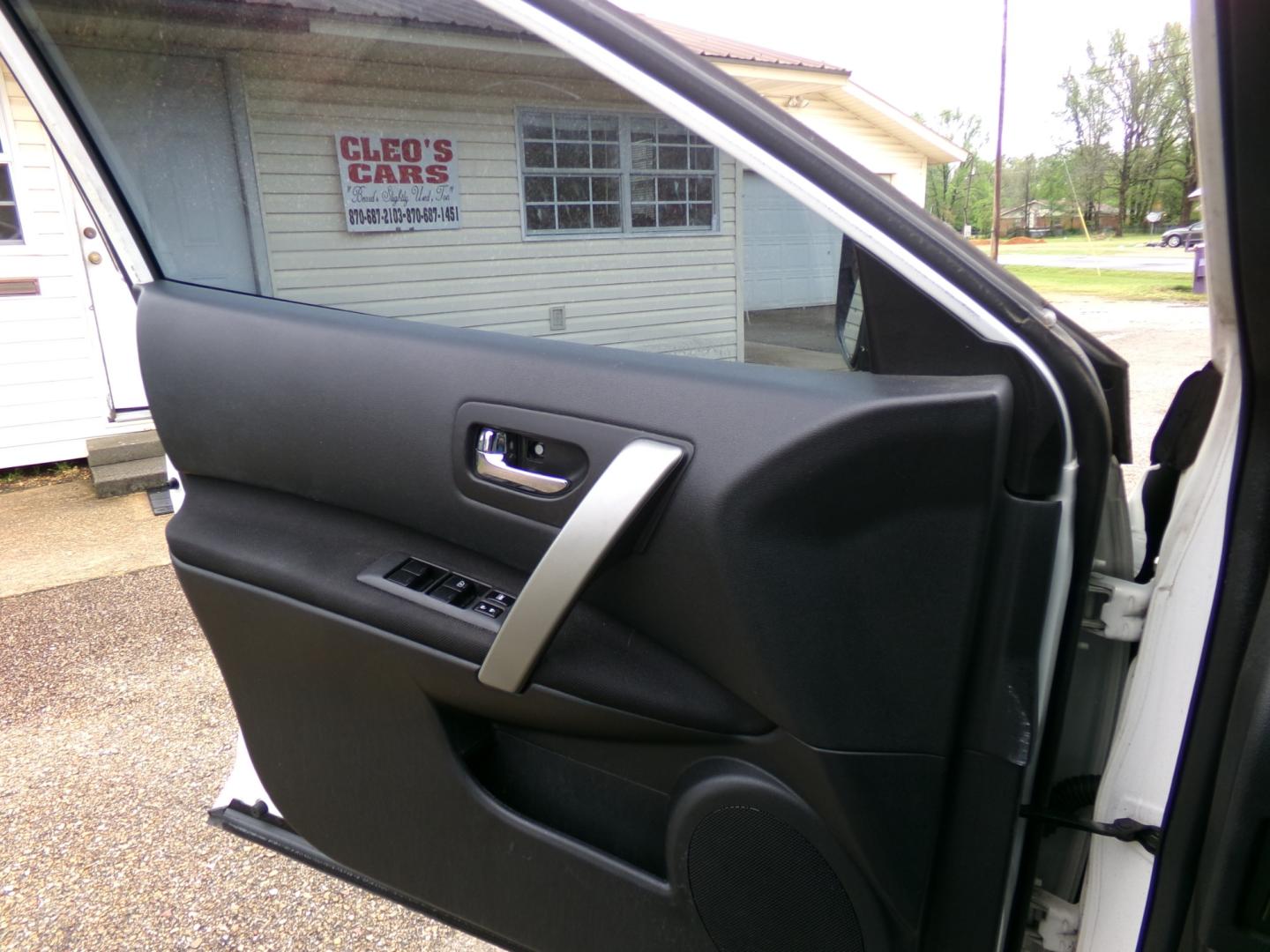 2011 Nissan Rogue S 2WD (JN8AS5MT2BW) with an 2.5L L4 DOHC 16V engine, CVT transmission, located at 401 First NE, Bearden, AR, 71720, (870) 687-3414, 33.726528, -92.611519 - Photo#7